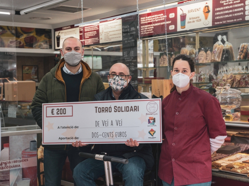 Entrega del importe recogido con el Torró Solidari